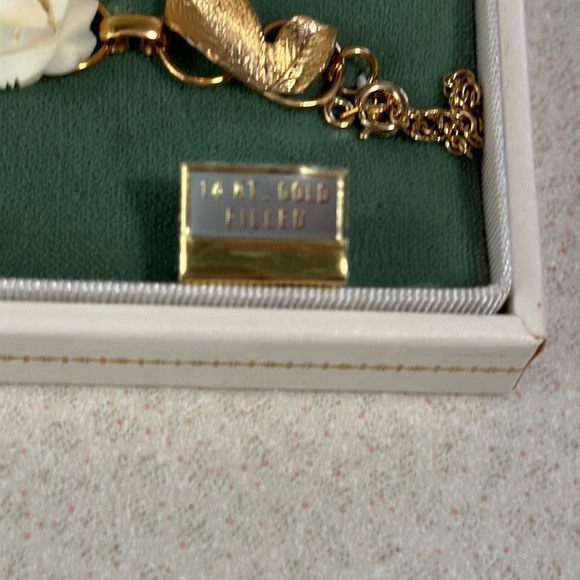 Wells 14Kt gold filled rose and leaf linked bracelets with safety chain (431) - Picture 3 of 7
